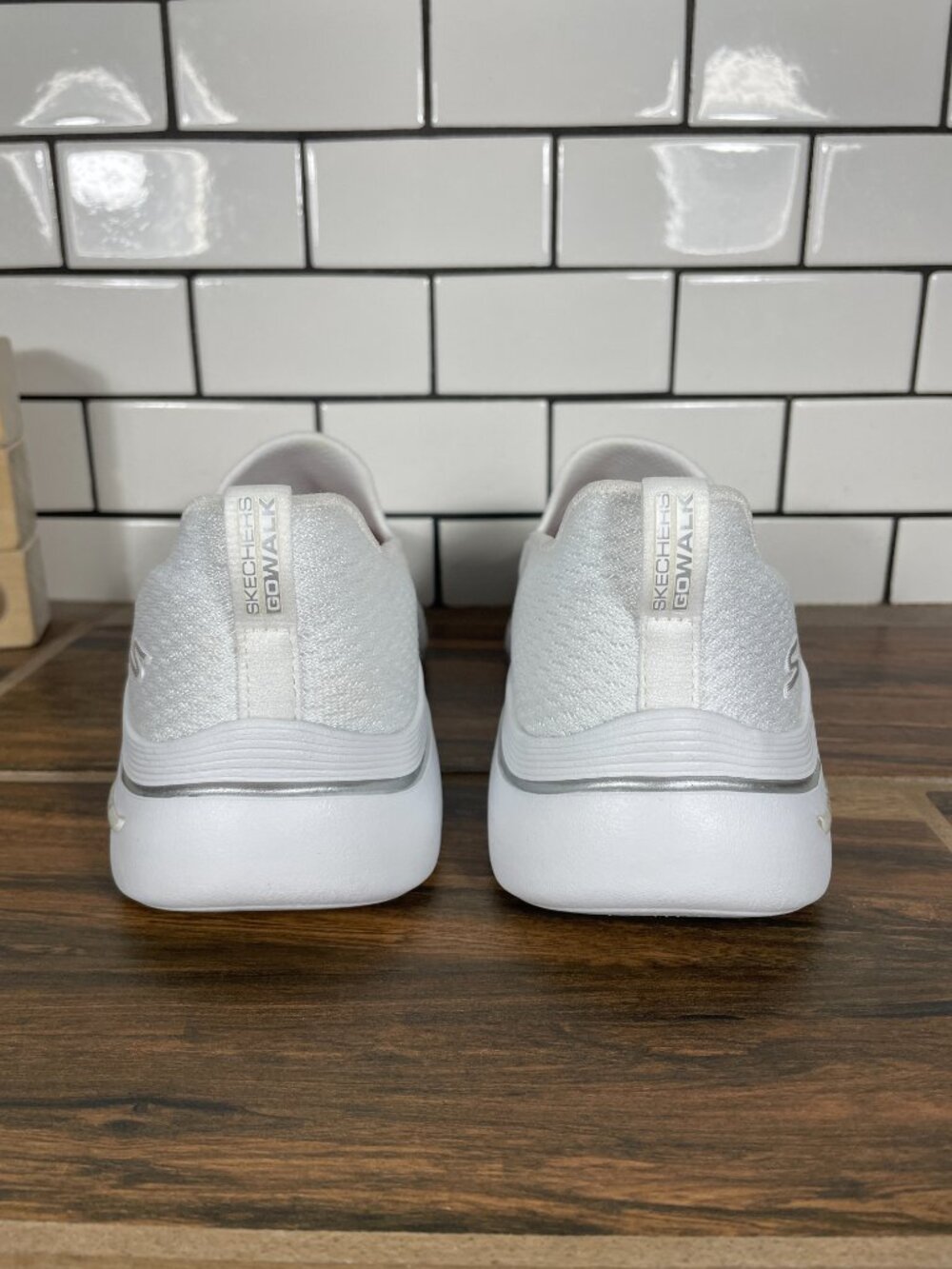 Skechers GO Walk Arch Fit 2.0 Saida Shoes Womens Size 6 White Slip On Sneakers - Picture 4 of 13